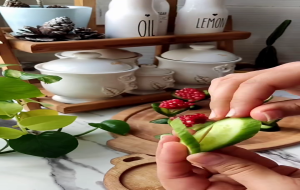 کلیپ سفره آرایی: تزیین خیار کلیپ سفره آرایی: تزیین خیار